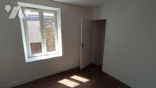 A vendre un immeuble, sur TINCHEBRAY-BOCAGE, comprenant deux logements :