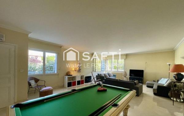 Grande maison spacieuse sur beau terrain - secteur très recherché