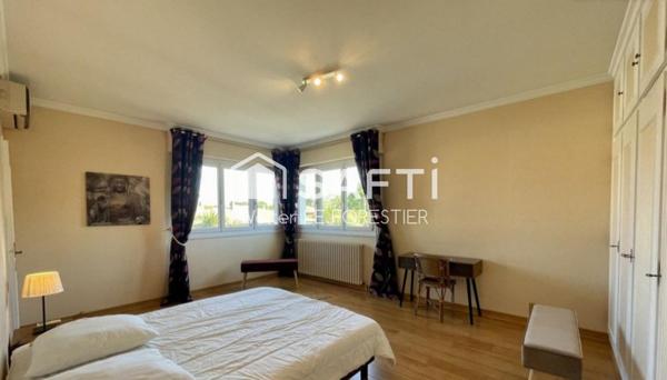 Grande maison spacieuse sur beau terrain - secteur très recherché