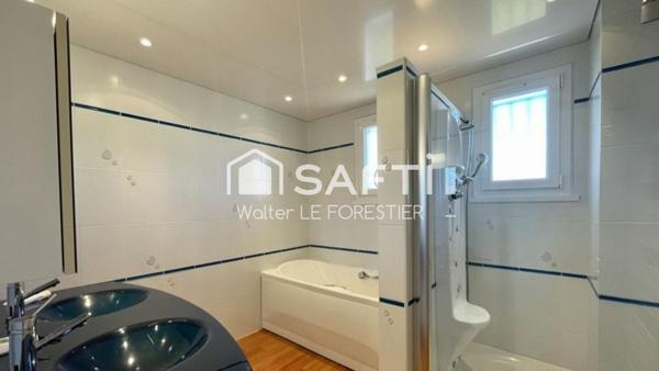 Grande maison spacieuse sur beau terrain - secteur très recherché