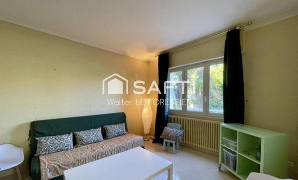 Grande maison spacieuse sur beau terrain - secteur très recherché