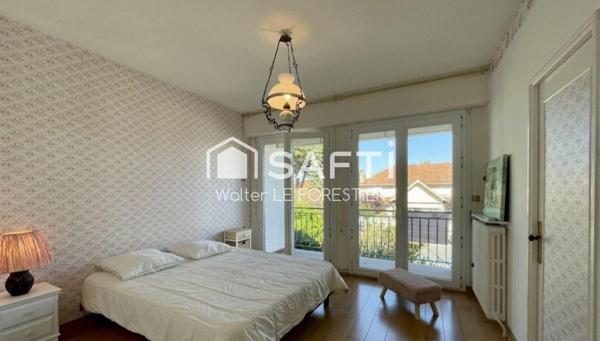 Grande maison spacieuse sur beau terrain - secteur très recherché