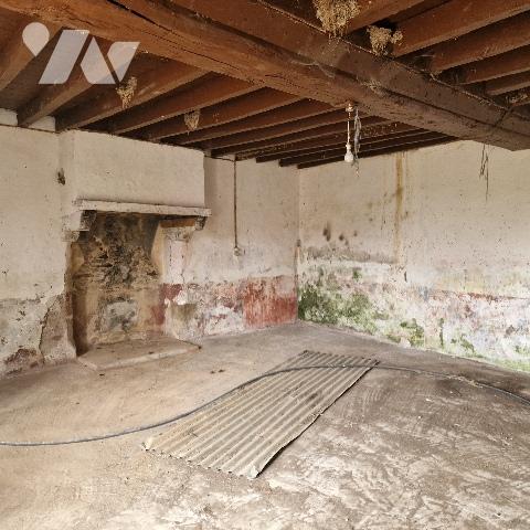 A vendre, maison à rénover, couverture à refaire, comprenant 2 pièces de vie, dépendance et terrain