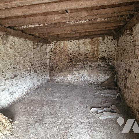 A vendre, maison à rénover, couverture à refaire, comprenant 2 pièces de vie, dépendance et terrain