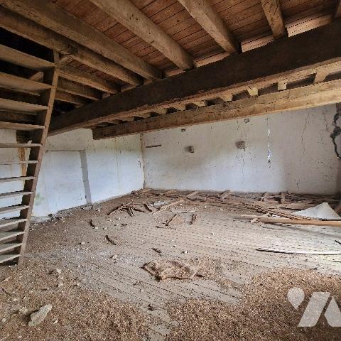 A vendre, maison à rénover, couverture à refaire, comprenant 2 pièces de vie, dépendance et terrain