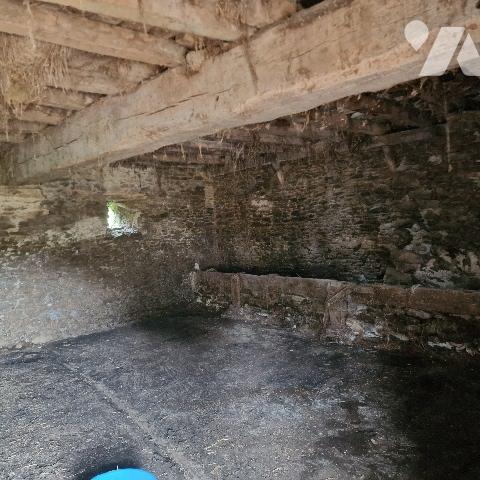 A vendre, maison à rénover, couverture à refaire, comprenant 2 pièces de vie, dépendance et terrain