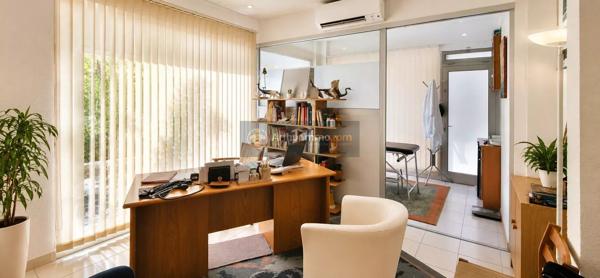 Vente                                                      Local commercial
                        
                     2 pièces                      54 m2                     à Saint-Aygulf