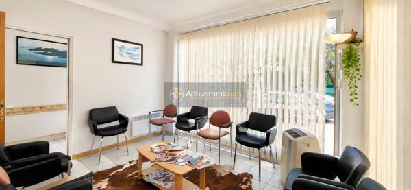 Vente                                                      Local commercial
                        
                     2 pièces                      54 m2                     à Saint-Aygulf
