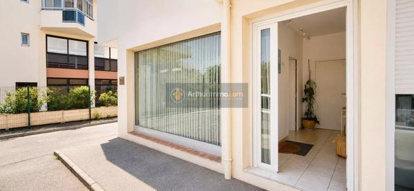 Vente                                                      Local commercial
                        
                     2 pièces                      54 m2                     à Saint-Aygulf