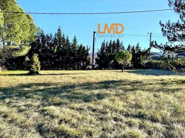 Charmant terrain plat avec raccordements en bordure