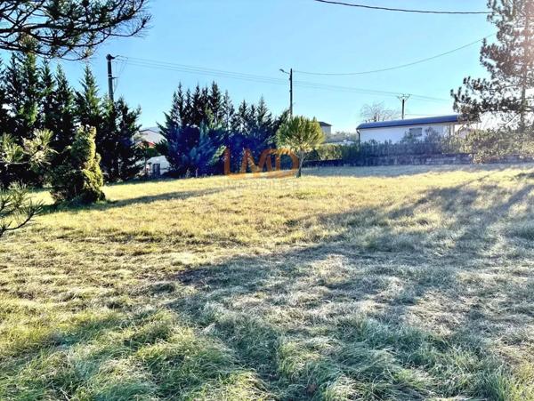 Charmant terrain plat avec raccordements en bordure