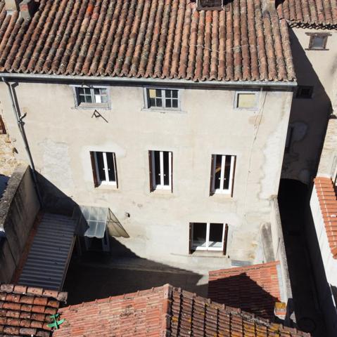 Ensemble immobilier composé d'une maison de 150m², d'un local commercial de 40m², cour et grand garage de 110m².