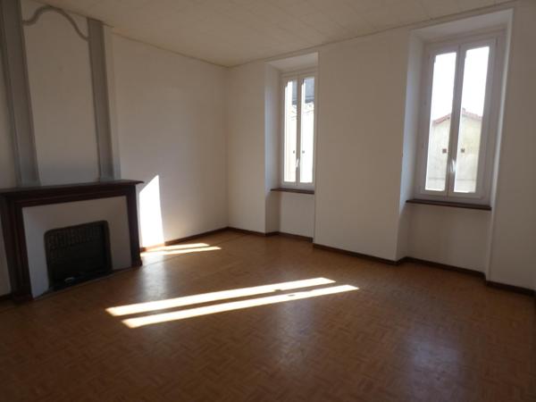 Ensemble immobilier composé d'une maison de 150m², d'un local commercial de 40m², cour et grand garage de 110m².