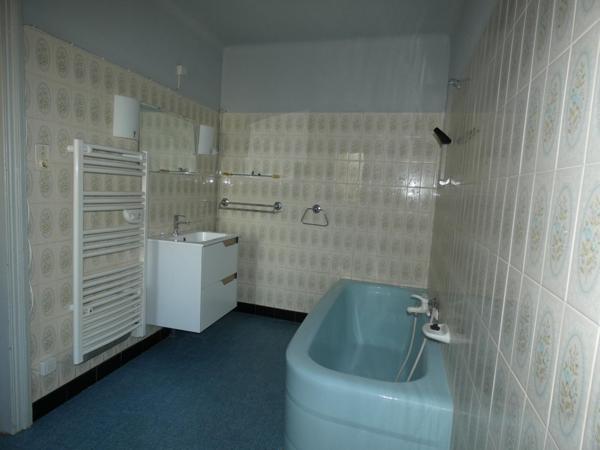 Ensemble immobilier composé d'une maison de 150m², d'un local commercial de 40m², cour et grand garage de 110m².