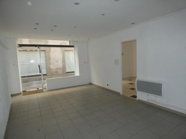 Ensemble immobilier composé d'une maison de 150m², d'un local commercial de 40m², cour et grand garage de 110m².