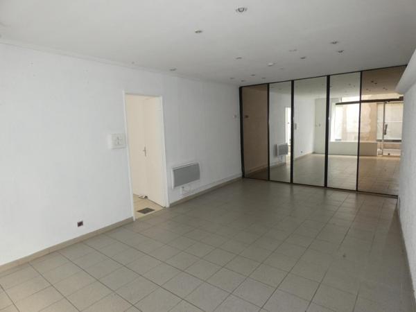 Ensemble immobilier composé d'une maison de 150m², d'un local commercial de 40m², cour et grand garage de 110m².