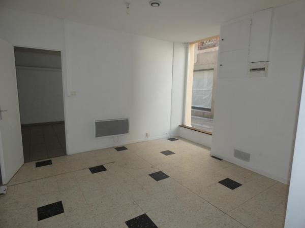 Ensemble immobilier composé d'une maison de 150m², d'un local commercial de 40m², cour et grand garage de 110m².