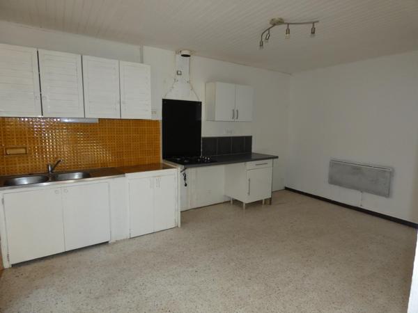 Ensemble immobilier composé d'une maison de 150m², d'un local commercial de 40m², cour et grand garage de 110m².