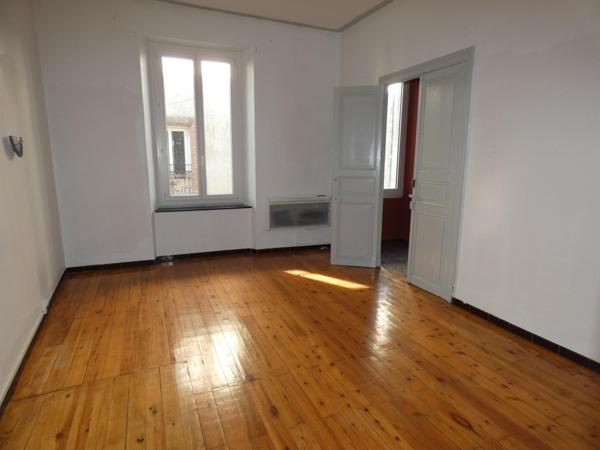 Ensemble immobilier composé d'une maison de 150m², d'un local commercial de 40m², cour et grand garage de 110m².