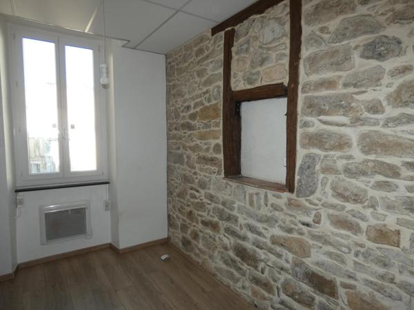 Ensemble immobilier composé d'une maison de 150m², d'un local commercial de 40m², cour et grand garage de 110m².