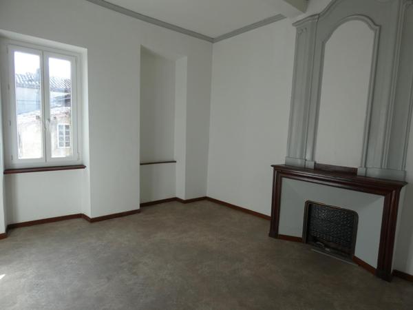 Ensemble immobilier composé d'une maison de 150m², d'un local commercial de 40m², cour et grand garage de 110m².