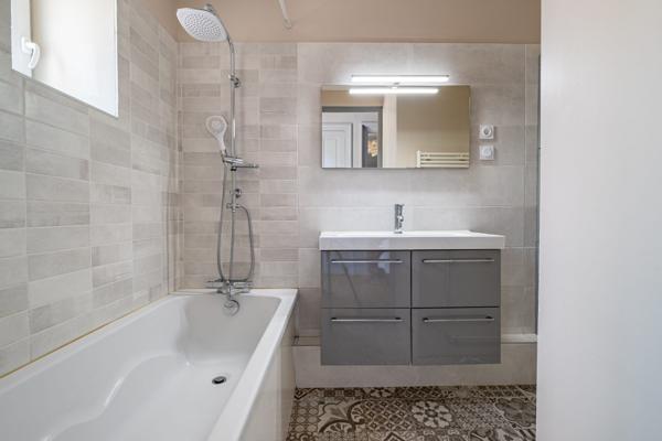 Bel ancien rénové et meublé