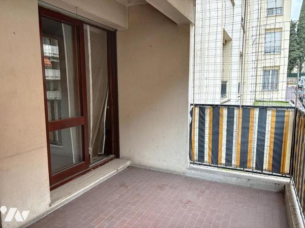 Appartement 3 pièces quartier république à rénover entièrement avec cave et garage pour motos .