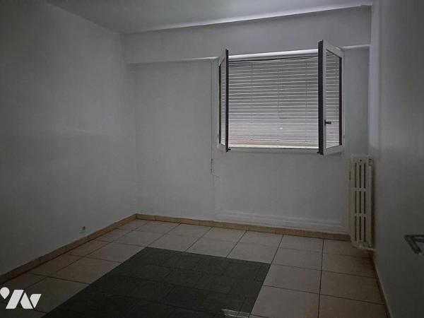 Appartement 3 pièces quartier république à rénover entièrement avec cave et garage pour motos .