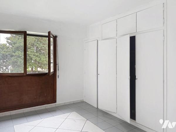 Appartement 3 pièces quartier république à rénover entièrement avec cave et garage pour motos .