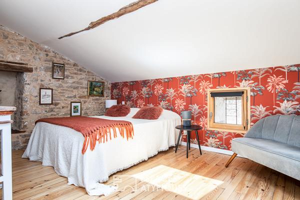 Maison d’hôtes avec jardin au pied d’un des plus « beaux villages de France ».