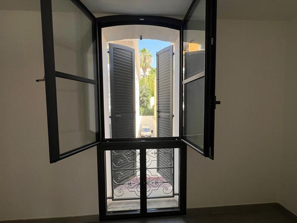 Maison de ville à proximité immédiate de Cannes Banane, des commerces et des plages