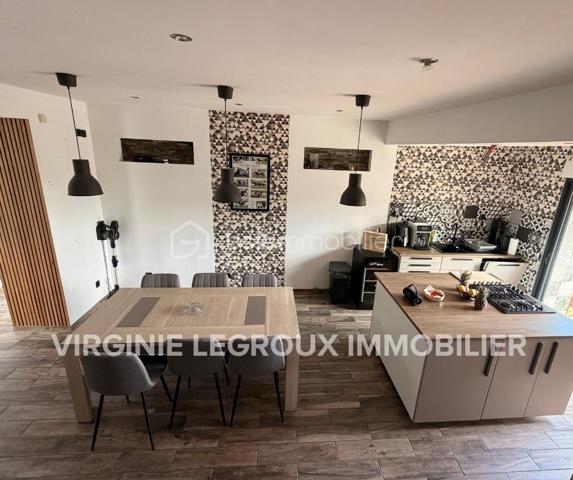 Coup de coeur pour cette maison joliment rénovée idéale pour un primo-accédant,  un investisseur ou encore pour un couple !
Située à proximité des commerces et des commodités cette maison de 90m2 a de nombreux atouts pour séduire ! 
Nous commencerons la visite par le salon-séjour de 23m2 donnant accès à la cuisine spacieuse de 25m2, aménagée et équipée. Nous poursuivrons avec l'étage qui distribue une première chambre de 12m2, le wc séparé, un dressing de 5m2, une salle d'eau de 4m2 et....  une suite parentale comprenant une chambre de 10m2 et une salle de bain de 6m2. Et oui, vous avez bien lu, deux chambres, deux salles de bains !
Nous continuerons la visite avec le garage de 22m2 et pratique, une lingerie de 8m2. 
Coté extérieur, vous accéderez au jardin par la baie de la cuisine donnant accès direct à la terrasse sans aucun vis à vis ! 
Vous descendrez quelques marches pour rejoindre un porche, idéal pour y faire sécher son linge ou encore y installer une cuisine d'été, et vous pourrez profiter en toute quiétude de la parcelle entièrement close et également sans aucun vis à vis !
Toutes les menuiseries sont en double vitrage, le mode de chauffage est électrique. La taxe foncière est de 904€. 
Alors, vous aussi vous avez eu le coup de coeur sur cette maison ? Ne tardez pas, appelez moi !
