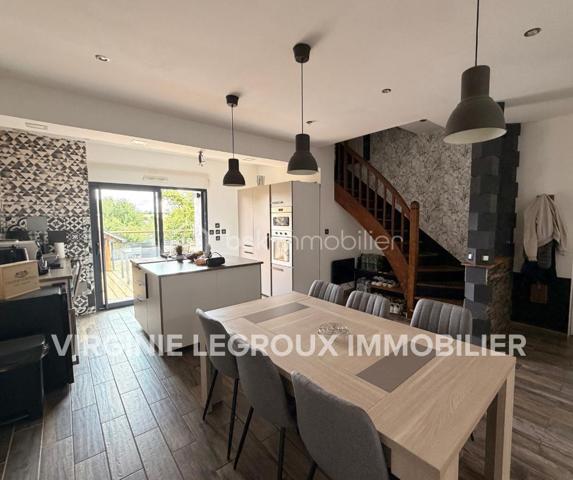 Coup de coeur pour cette maison joliment rénovée idéale pour un primo-accédant,  un investisseur ou encore pour un couple !
Située à proximité des commerces et des commodités cette maison de 90m2 a de nombreux atouts pour séduire ! 
Nous commencerons la visite par le salon-séjour de 23m2 donnant accès à la cuisine spacieuse de 25m2, aménagée et équipée. Nous poursuivrons avec l'étage qui distribue une première chambre de 12m2, le wc séparé, un dressing de 5m2, une salle d'eau de 4m2 et....  une suite parentale comprenant une chambre de 10m2 et une salle de bain de 6m2. Et oui, vous avez bien lu, deux chambres, deux salles de bains !
Nous continuerons la visite avec le garage de 22m2 et pratique, une lingerie de 8m2. 
Coté extérieur, vous accéderez au jardin par la baie de la cuisine donnant accès direct à la terrasse sans aucun vis à vis ! 
Vous descendrez quelques marches pour rejoindre un porche, idéal pour y faire sécher son linge ou encore y installer une cuisine d'été, et vous pourrez profiter en toute quiétude de la parcelle entièrement close et également sans aucun vis à vis !
Toutes les menuiseries sont en double vitrage, le mode de chauffage est électrique. La taxe foncière est de 904€. 
Alors, vous aussi vous avez eu le coup de coeur sur cette maison ? Ne tardez pas, appelez moi !