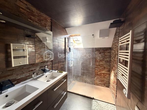 Coup de coeur pour cette maison joliment rénovée idéale pour un primo-accédant,  un investisseur ou encore pour un couple !
Située à proximité des commerces et des commodités cette maison de 90m2 a de nombreux atouts pour séduire ! 
Nous commencerons la visite par le salon-séjour de 23m2 donnant accès à la cuisine spacieuse de 25m2, aménagée et équipée. Nous poursuivrons avec l'étage qui distribue une première chambre de 12m2, le wc séparé, un dressing de 5m2, une salle d'eau de 4m2 et....  une suite parentale comprenant une chambre de 10m2 et une salle de bain de 6m2. Et oui, vous avez bien lu, deux chambres, deux salles de bains !
Nous continuerons la visite avec le garage de 22m2 et pratique, une lingerie de 8m2. 
Coté extérieur, vous accéderez au jardin par la baie de la cuisine donnant accès direct à la terrasse sans aucun vis à vis ! 
Vous descendrez quelques marches pour rejoindre un porche, idéal pour y faire sécher son linge ou encore y installer une cuisine d'été, et vous pourrez profiter en toute quiétude de la parcelle entièrement close et également sans aucun vis à vis !
Toutes les menuiseries sont en double vitrage, le mode de chauffage est électrique. La taxe foncière est de 904€. 
Alors, vous aussi vous avez eu le coup de coeur sur cette maison ? Ne tardez pas, appelez moi !