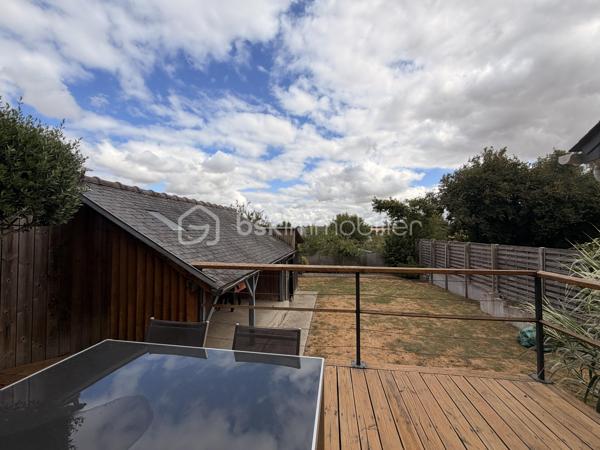 Coup de coeur pour cette maison joliment rénovée idéale pour un primo-accédant,  un investisseur ou encore pour un couple !
Située à proximité des commerces et des commodités cette maison de 90m2 a de nombreux atouts pour séduire ! 
Nous commencerons la visite par le salon-séjour de 23m2 donnant accès à la cuisine spacieuse de 25m2, aménagée et équipée. Nous poursuivrons avec l'étage qui distribue une première chambre de 12m2, le wc séparé, un dressing de 5m2, une salle d'eau de 4m2 et....  une suite parentale comprenant une chambre de 10m2 et une salle de bain de 6m2. Et oui, vous avez bien lu, deux chambres, deux salles de bains !
Nous continuerons la visite avec le garage de 22m2 et pratique, une lingerie de 8m2. 
Coté extérieur, vous accéderez au jardin par la baie de la cuisine donnant accès direct à la terrasse sans aucun vis à vis ! 
Vous descendrez quelques marches pour rejoindre un porche, idéal pour y faire sécher son linge ou encore y installer une cuisine d'été, et vous pourrez profiter en toute quiétude de la parcelle entièrement close et également sans aucun vis à vis !
Toutes les menuiseries sont en double vitrage, le mode de chauffage est électrique. La taxe foncière est de 904€. 
Alors, vous aussi vous avez eu le coup de coeur sur cette maison ? Ne tardez pas, appelez moi !