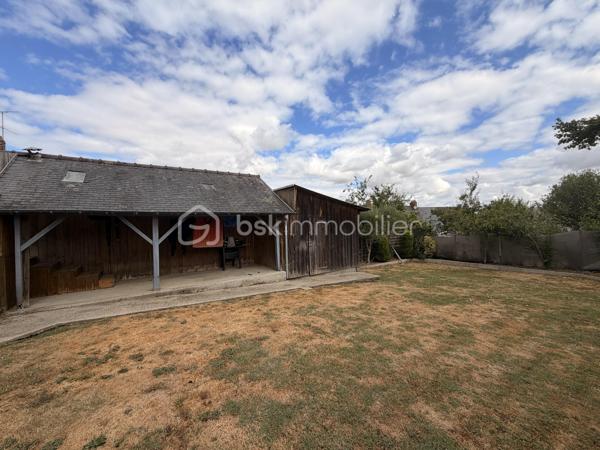 Coup de coeur pour cette maison joliment rénovée idéale pour un primo-accédant,  un investisseur ou encore pour un couple !
Située à proximité des commerces et des commodités cette maison de 90m2 a de nombreux atouts pour séduire ! 
Nous commencerons la visite par le salon-séjour de 23m2 donnant accès à la cuisine spacieuse de 25m2, aménagée et équipée. Nous poursuivrons avec l'étage qui distribue une première chambre de 12m2, le wc séparé, un dressing de 5m2, une salle d'eau de 4m2 et....  une suite parentale comprenant une chambre de 10m2 et une salle de bain de 6m2. Et oui, vous avez bien lu, deux chambres, deux salles de bains !
Nous continuerons la visite avec le garage de 22m2 et pratique, une lingerie de 8m2. 
Coté extérieur, vous accéderez au jardin par la baie de la cuisine donnant accès direct à la terrasse sans aucun vis à vis ! 
Vous descendrez quelques marches pour rejoindre un porche, idéal pour y faire sécher son linge ou encore y installer une cuisine d'été, et vous pourrez profiter en toute quiétude de la parcelle entièrement close et également sans aucun vis à vis !
Toutes les menuiseries sont en double vitrage, le mode de chauffage est électrique. La taxe foncière est de 904€. 
Alors, vous aussi vous avez eu le coup de coeur sur cette maison ? Ne tardez pas, appelez moi !