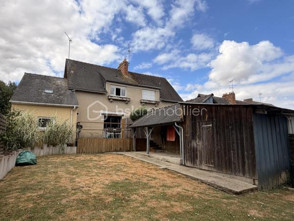Coup de coeur pour cette maison joliment rénovée idéale pour un primo-accédant,  un investisseur ou encore pour un couple !
Située à proximité des commerces et des commodités cette maison de 90m2 a de nombreux atouts pour séduire ! 
Nous commencerons la visite par le salon-séjour de 23m2 donnant accès à la cuisine spacieuse de 25m2, aménagée et équipée. Nous poursuivrons avec l'étage qui distribue une première chambre de 12m2, le wc séparé, un dressing de 5m2, une salle d'eau de 4m2 et....  une suite parentale comprenant une chambre de 10m2 et une salle de bain de 6m2. Et oui, vous avez bien lu, deux chambres, deux salles de bains !
Nous continuerons la visite avec le garage de 22m2 et pratique, une lingerie de 8m2. 
Coté extérieur, vous accéderez au jardin par la baie de la cuisine donnant accès direct à la terrasse sans aucun vis à vis ! 
Vous descendrez quelques marches pour rejoindre un porche, idéal pour y faire sécher son linge ou encore y installer une cuisine d'été, et vous pourrez profiter en toute quiétude de la parcelle entièrement close et également sans aucun vis à vis !
Toutes les menuiseries sont en double vitrage, le mode de chauffage est électrique. La taxe foncière est de 904€. 
Alors, vous aussi vous avez eu le coup de coeur sur cette maison ? Ne tardez pas, appelez moi !