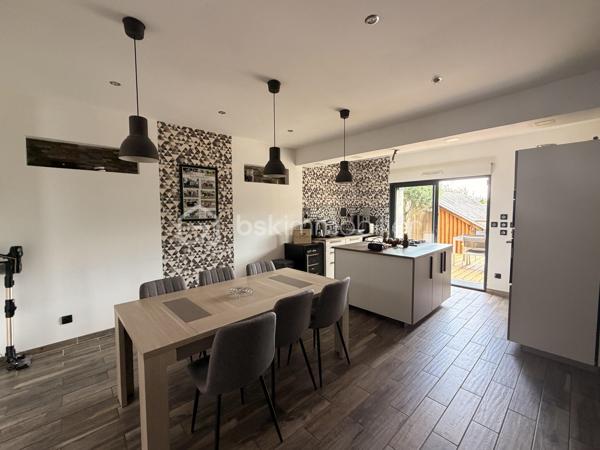 Coup de coeur pour cette maison joliment rénovée idéale pour un primo-accédant,  un investisseur ou encore pour un couple !
Située à proximité des commerces et des commodités cette maison de 90m2 a de nombreux atouts pour séduire ! 
Nous commencerons la visite par le salon-séjour de 23m2 donnant accès à la cuisine spacieuse de 25m2, aménagée et équipée. Nous poursuivrons avec l'étage qui distribue une première chambre de 12m2, le wc séparé, un dressing de 5m2, une salle d'eau de 4m2 et....  une suite parentale comprenant une chambre de 10m2 et une salle de bain de 6m2. Et oui, vous avez bien lu, deux chambres, deux salles de bains !
Nous continuerons la visite avec le garage de 22m2 et pratique, une lingerie de 8m2. 
Coté extérieur, vous accéderez au jardin par la baie de la cuisine donnant accès direct à la terrasse sans aucun vis à vis ! 
Vous descendrez quelques marches pour rejoindre un porche, idéal pour y faire sécher son linge ou encore y installer une cuisine d'été, et vous pourrez profiter en toute quiétude de la parcelle entièrement close et également sans aucun vis à vis !
Toutes les menuiseries sont en double vitrage, le mode de chauffage est électrique. La taxe foncière est de 904€. 
Alors, vous aussi vous avez eu le coup de coeur sur cette maison ? Ne tardez pas, appelez moi !