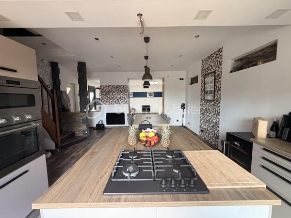 Coup de coeur pour cette maison joliment rénovée idéale pour un primo-accédant,  un investisseur ou encore pour un couple !
Située à proximité des commerces et des commodités cette maison de 90m2 a de nombreux atouts pour séduire ! 
Nous commencerons la visite par le salon-séjour de 23m2 donnant accès à la cuisine spacieuse de 25m2, aménagée et équipée. Nous poursuivrons avec l'étage qui distribue une première chambre de 12m2, le wc séparé, un dressing de 5m2, une salle d'eau de 4m2 et....  une suite parentale comprenant une chambre de 10m2 et une salle de bain de 6m2. Et oui, vous avez bien lu, deux chambres, deux salles de bains !
Nous continuerons la visite avec le garage de 22m2 et pratique, une lingerie de 8m2. 
Coté extérieur, vous accéderez au jardin par la baie de la cuisine donnant accès direct à la terrasse sans aucun vis à vis ! 
Vous descendrez quelques marches pour rejoindre un porche, idéal pour y faire sécher son linge ou encore y installer une cuisine d'été, et vous pourrez profiter en toute quiétude de la parcelle entièrement close et également sans aucun vis à vis !
Toutes les menuiseries sont en double vitrage, le mode de chauffage est électrique. La taxe foncière est de 904€. 
Alors, vous aussi vous avez eu le coup de coeur sur cette maison ? Ne tardez pas, appelez moi !