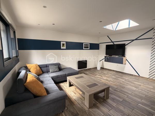 Coup de coeur pour cette maison joliment rénovée idéale pour un primo-accédant,  un investisseur ou encore pour un couple !
Située à proximité des commerces et des commodités cette maison de 90m2 a de nombreux atouts pour séduire ! 
Nous commencerons la visite par le salon-séjour de 23m2 donnant accès à la cuisine spacieuse de 25m2, aménagée et équipée. Nous poursuivrons avec l'étage qui distribue une première chambre de 12m2, le wc séparé, un dressing de 5m2, une salle d'eau de 4m2 et....  une suite parentale comprenant une chambre de 10m2 et une salle de bain de 6m2. Et oui, vous avez bien lu, deux chambres, deux salles de bains !
Nous continuerons la visite avec le garage de 22m2 et pratique, une lingerie de 8m2. 
Coté extérieur, vous accéderez au jardin par la baie de la cuisine donnant accès direct à la terrasse sans aucun vis à vis ! 
Vous descendrez quelques marches pour rejoindre un porche, idéal pour y faire sécher son linge ou encore y installer une cuisine d'été, et vous pourrez profiter en toute quiétude de la parcelle entièrement close et également sans aucun vis à vis !
Toutes les menuiseries sont en double vitrage, le mode de chauffage est électrique. La taxe foncière est de 904€. 
Alors, vous aussi vous avez eu le coup de coeur sur cette maison ? Ne tardez pas, appelez moi !