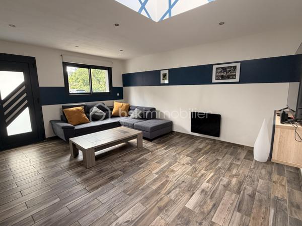 Coup de coeur pour cette maison joliment rénovée idéale pour un primo-accédant,  un investisseur ou encore pour un couple !
Située à proximité des commerces et des commodités cette maison de 90m2 a de nombreux atouts pour séduire ! 
Nous commencerons la visite par le salon-séjour de 23m2 donnant accès à la cuisine spacieuse de 25m2, aménagée et équipée. Nous poursuivrons avec l'étage qui distribue une première chambre de 12m2, le wc séparé, un dressing de 5m2, une salle d'eau de 4m2 et....  une suite parentale comprenant une chambre de 10m2 et une salle de bain de 6m2. Et oui, vous avez bien lu, deux chambres, deux salles de bains !
Nous continuerons la visite avec le garage de 22m2 et pratique, une lingerie de 8m2. 
Coté extérieur, vous accéderez au jardin par la baie de la cuisine donnant accès direct à la terrasse sans aucun vis à vis ! 
Vous descendrez quelques marches pour rejoindre un porche, idéal pour y faire sécher son linge ou encore y installer une cuisine d'été, et vous pourrez profiter en toute quiétude de la parcelle entièrement close et également sans aucun vis à vis !
Toutes les menuiseries sont en double vitrage, le mode de chauffage est électrique. La taxe foncière est de 904€. 
Alors, vous aussi vous avez eu le coup de coeur sur cette maison ? Ne tardez pas, appelez moi !