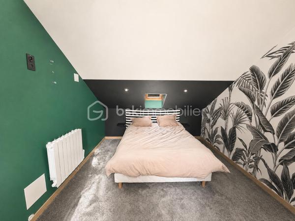 Coup de coeur pour cette maison joliment rénovée idéale pour un primo-accédant,  un investisseur ou encore pour un couple !
Située à proximité des commerces et des commodités cette maison de 90m2 a de nombreux atouts pour séduire ! 
Nous commencerons la visite par le salon-séjour de 23m2 donnant accès à la cuisine spacieuse de 25m2, aménagée et équipée. Nous poursuivrons avec l'étage qui distribue une première chambre de 12m2, le wc séparé, un dressing de 5m2, une salle d'eau de 4m2 et....  une suite parentale comprenant une chambre de 10m2 et une salle de bain de 6m2. Et oui, vous avez bien lu, deux chambres, deux salles de bains !
Nous continuerons la visite avec le garage de 22m2 et pratique, une lingerie de 8m2. 
Coté extérieur, vous accéderez au jardin par la baie de la cuisine donnant accès direct à la terrasse sans aucun vis à vis ! 
Vous descendrez quelques marches pour rejoindre un porche, idéal pour y faire sécher son linge ou encore y installer une cuisine d'été, et vous pourrez profiter en toute quiétude de la parcelle entièrement close et également sans aucun vis à vis !
Toutes les menuiseries sont en double vitrage, le mode de chauffage est électrique. La taxe foncière est de 904€. 
Alors, vous aussi vous avez eu le coup de coeur sur cette maison ? Ne tardez pas, appelez moi !