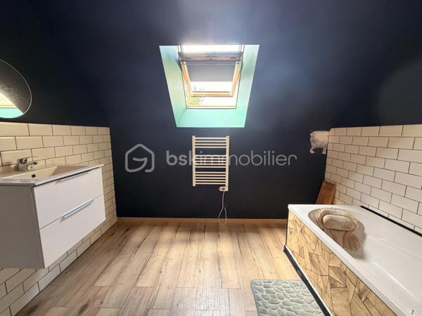 Coup de coeur pour cette maison joliment rénovée idéale pour un primo-accédant,  un investisseur ou encore pour un couple !
Située à proximité des commerces et des commodités cette maison de 90m2 a de nombreux atouts pour séduire ! 
Nous commencerons la visite par le salon-séjour de 23m2 donnant accès à la cuisine spacieuse de 25m2, aménagée et équipée. Nous poursuivrons avec l'étage qui distribue une première chambre de 12m2, le wc séparé, un dressing de 5m2, une salle d'eau de 4m2 et....  une suite parentale comprenant une chambre de 10m2 et une salle de bain de 6m2. Et oui, vous avez bien lu, deux chambres, deux salles de bains !
Nous continuerons la visite avec le garage de 22m2 et pratique, une lingerie de 8m2. 
Coté extérieur, vous accéderez au jardin par la baie de la cuisine donnant accès direct à la terrasse sans aucun vis à vis ! 
Vous descendrez quelques marches pour rejoindre un porche, idéal pour y faire sécher son linge ou encore y installer une cuisine d'été, et vous pourrez profiter en toute quiétude de la parcelle entièrement close et également sans aucun vis à vis !
Toutes les menuiseries sont en double vitrage, le mode de chauffage est électrique. La taxe foncière est de 904€. 
Alors, vous aussi vous avez eu le coup de coeur sur cette maison ? Ne tardez pas, appelez moi !