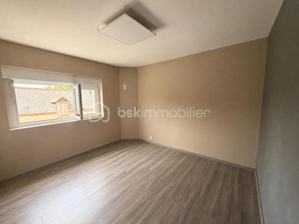 Coup de coeur pour cette maison joliment rénovée idéale pour un primo-accédant,  un investisseur ou encore pour un couple !
Située à proximité des commerces et des commodités cette maison de 90m2 a de nombreux atouts pour séduire ! 
Nous commencerons la visite par le salon-séjour de 23m2 donnant accès à la cuisine spacieuse de 25m2, aménagée et équipée. Nous poursuivrons avec l'étage qui distribue une première chambre de 12m2, le wc séparé, un dressing de 5m2, une salle d'eau de 4m2 et....  une suite parentale comprenant une chambre de 10m2 et une salle de bain de 6m2. Et oui, vous avez bien lu, deux chambres, deux salles de bains !
Nous continuerons la visite avec le garage de 22m2 et pratique, une lingerie de 8m2. 
Coté extérieur, vous accéderez au jardin par la baie de la cuisine donnant accès direct à la terrasse sans aucun vis à vis ! 
Vous descendrez quelques marches pour rejoindre un porche, idéal pour y faire sécher son linge ou encore y installer une cuisine d'été, et vous pourrez profiter en toute quiétude de la parcelle entièrement close et également sans aucun vis à vis !
Toutes les menuiseries sont en double vitrage, le mode de chauffage est électrique. La taxe foncière est de 904€. 
Alors, vous aussi vous avez eu le coup de coeur sur cette maison ? Ne tardez pas, appelez moi !