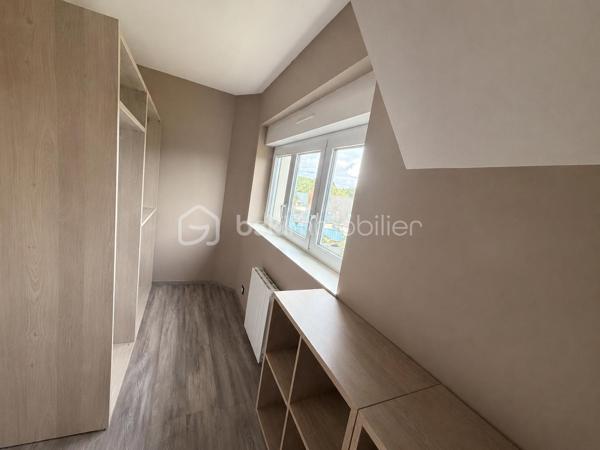 Coup de coeur pour cette maison joliment rénovée idéale pour un primo-accédant,  un investisseur ou encore pour un couple !
Située à proximité des commerces et des commodités cette maison de 90m2 a de nombreux atouts pour séduire ! 
Nous commencerons la visite par le salon-séjour de 23m2 donnant accès à la cuisine spacieuse de 25m2, aménagée et équipée. Nous poursuivrons avec l'étage qui distribue une première chambre de 12m2, le wc séparé, un dressing de 5m2, une salle d'eau de 4m2 et....  une suite parentale comprenant une chambre de 10m2 et une salle de bain de 6m2. Et oui, vous avez bien lu, deux chambres, deux salles de bains !
Nous continuerons la visite avec le garage de 22m2 et pratique, une lingerie de 8m2. 
Coté extérieur, vous accéderez au jardin par la baie de la cuisine donnant accès direct à la terrasse sans aucun vis à vis ! 
Vous descendrez quelques marches pour rejoindre un porche, idéal pour y faire sécher son linge ou encore y installer une cuisine d'été, et vous pourrez profiter en toute quiétude de la parcelle entièrement close et également sans aucun vis à vis !
Toutes les menuiseries sont en double vitrage, le mode de chauffage est électrique. La taxe foncière est de 904€. 
Alors, vous aussi vous avez eu le coup de coeur sur cette maison ? Ne tardez pas, appelez moi !