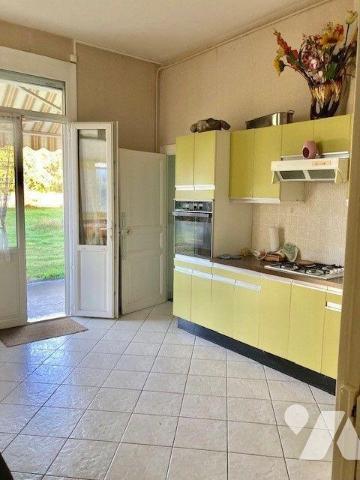 Située à proximité du MANS et nichée sur une parcelle de 4000m², cette belle propriété au calme...