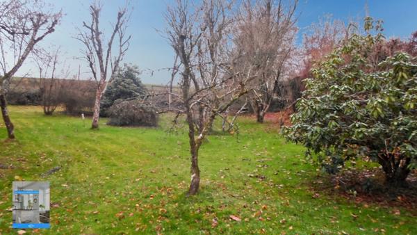 Ancien corps de ferme rénové avec terrain et dépendances