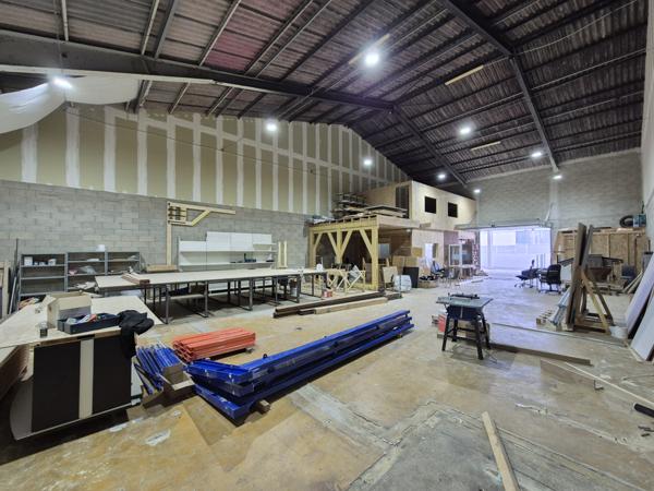 Saint-Estève (66240) Local professionnel 280m² St Esteve centre