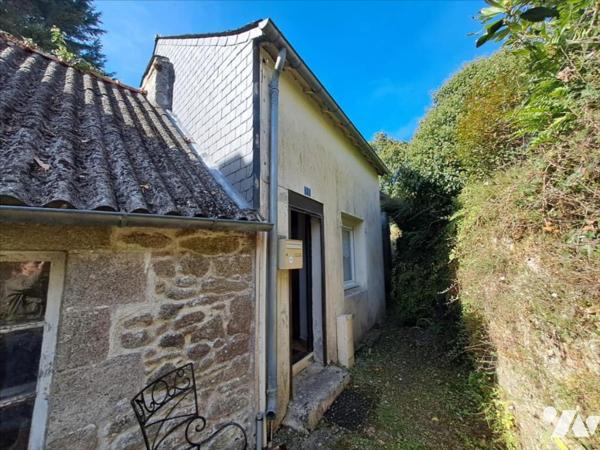 A VENDRE CENTRE D'HUELGOAT PETITE MAISON SANS EXTERIEUR