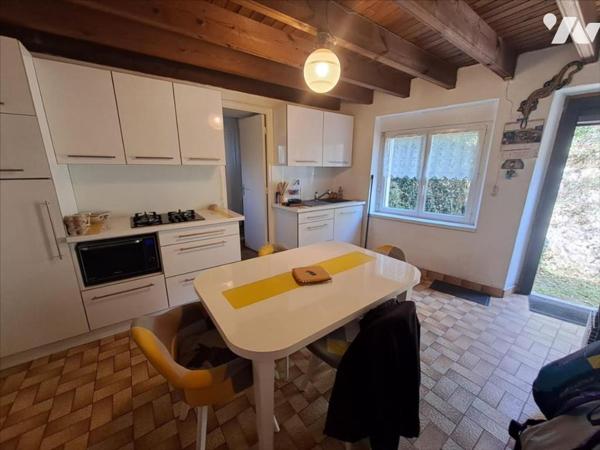 A VENDRE CENTRE D'HUELGOAT PETITE MAISON SANS EXTERIEUR